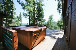 Terrace/patio - Pioneer Lake View- 4BR - Walk to Town - Hot Tub - Sleeps 10 (Tahoe City)
