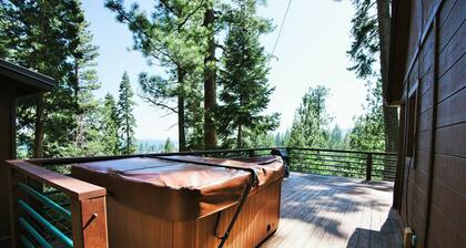 Pioneer Lake View- 4BR w/ Easy Walk to Town w/ a Hot Tub - Sleeps 10