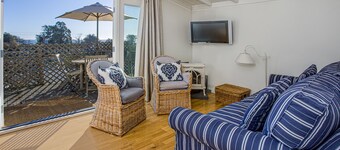 Charming Hillside Cottage with Expansive Ocean Views