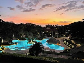 Pool - Diria 202☀Surfers Dream In the ♥ of town close to the beach (Tamarindo)