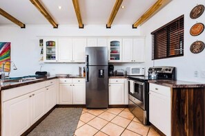 ثلاجة، ميكروويف، فرن، موقد طهي مسطح