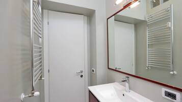 Een douche, een haardroger, handdoeken