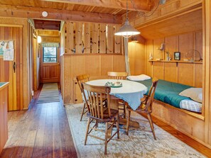 Dining - Riverside Retreat - Quiet Water (Yachats)