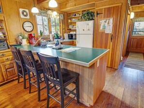 Réfrigérateur, micro-ondes, cafetière/bouilloire, grille-pain