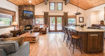 Agatam by Tahoe Getaways - Hot Tub, Close to Lake, Dogs OK