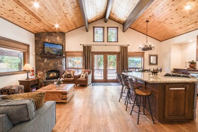 Agatam by Tahoe Getaways - Hot Tub, Close to Lake, Dogs OK
