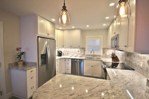 Køleskab, mikrobølgeovn, ovn, kogeplade