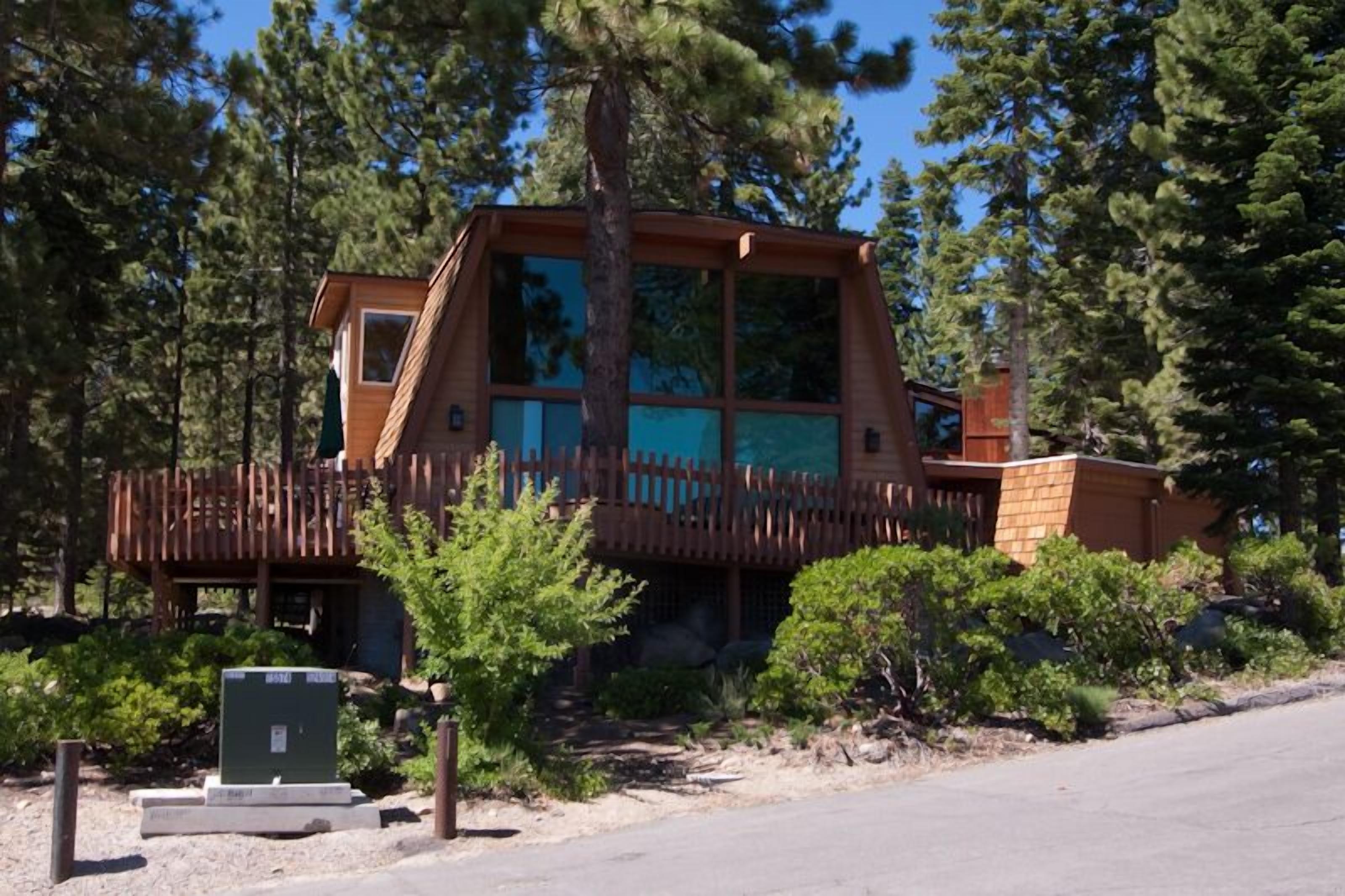 Edgecliff - Sleeps 8, Max 10 guests: 4  BR, 2  BA House in Tahoe City, Sleeps 10