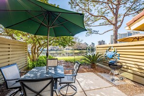Outdoor dining - Golf Cart ~ Private Patio ~ Lake Views ~ Pool (Miramar Beach)