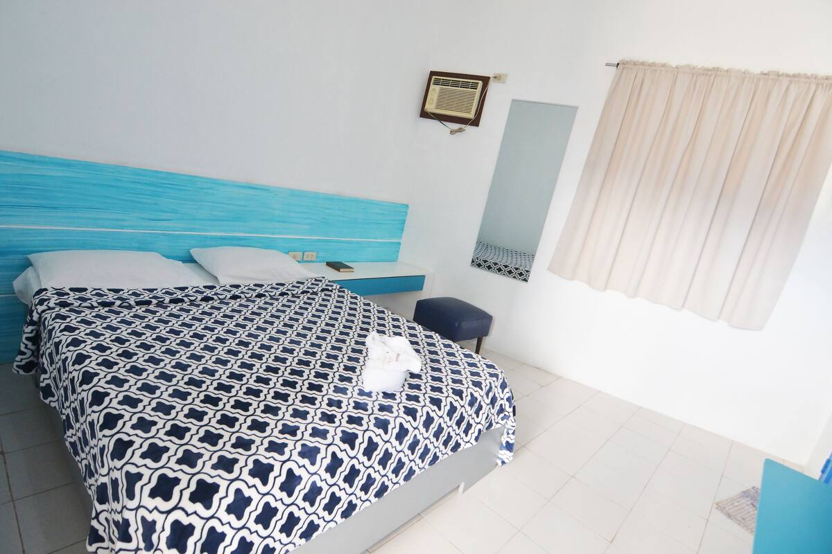 Deluxe-Doppelzimmer | Bügeleisen/Bügelbrett, Zustellbetten, kostenloses WLAN, Bettwäsche