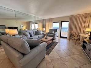 Televisión, reproductor de DVD y libros 