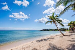 On the beach - Spacious with beautiful upper level views of Half Moon Bay! (Akumal)