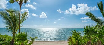 Caribbean classic beachfront villa, beautiful pool, AC and WiFi!