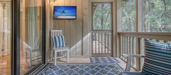 Completely Renovated, 5 min walk to beach