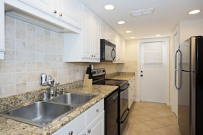 Fully stocked Kitchen with washer and dryer - 2  BDR Harbour Town Villa on the Calibogue Sound  (Hilton Head Island)