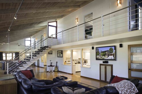 Beautiful Estate w/ resort style pool & Jacuzzi close to Disney!