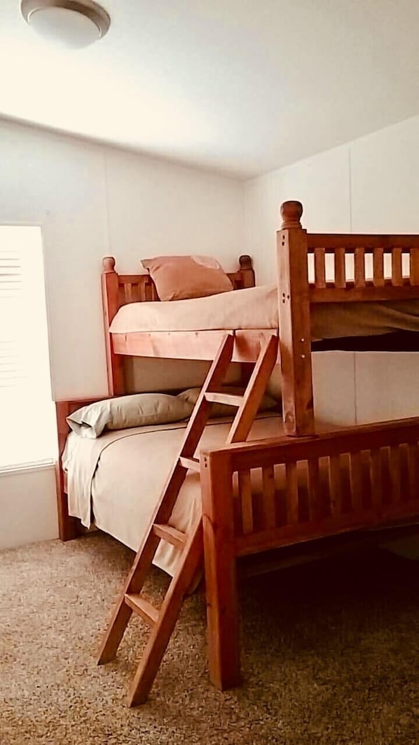 5 bedrooms, iron/ironing board, free WiFi, bed sheets