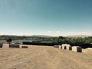 Une terrasse sur le toit offrant une vue sur un lac et des montagnes.