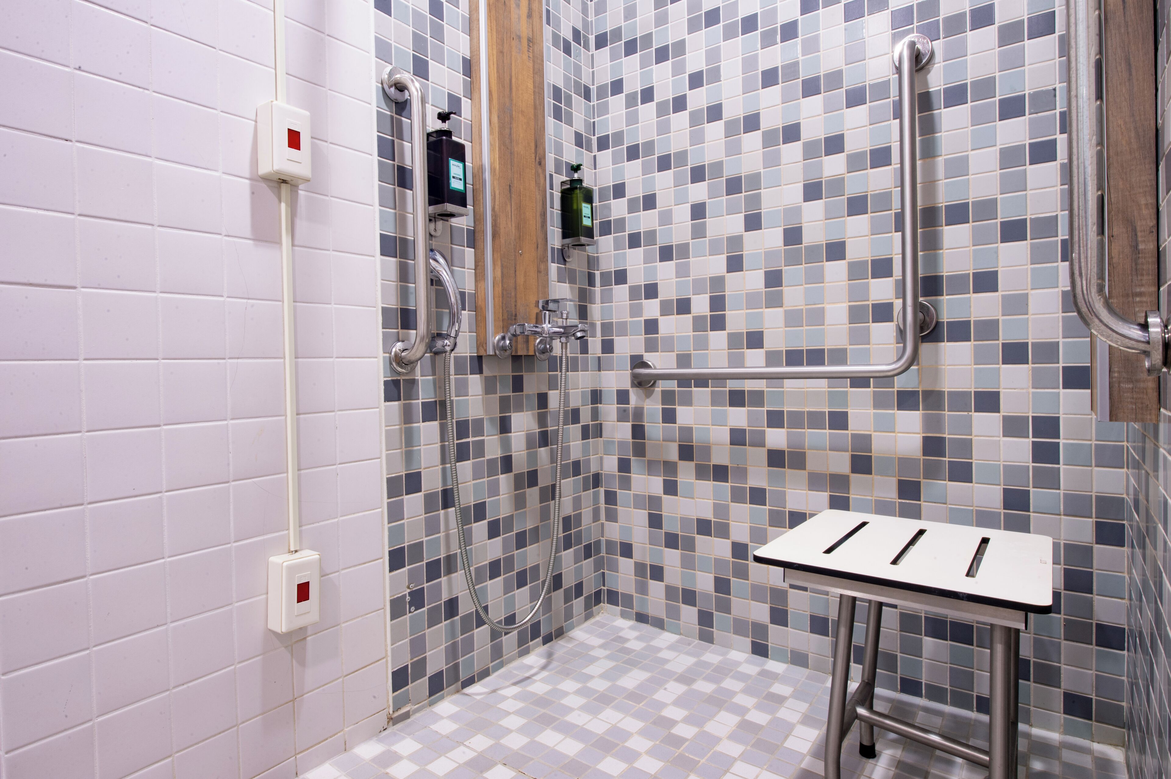 standard twin room | accessible bathroom