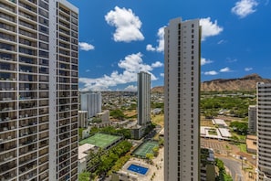 Exterior - Diamond Head Views! Freshly renovated! A/C, Parking and Wi-Fi Included! (Honolulu)