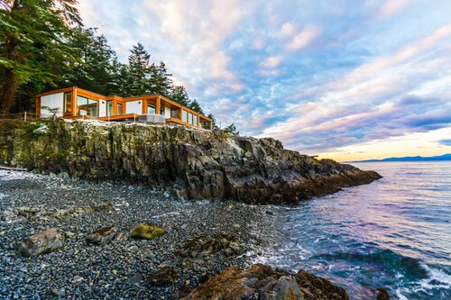 UNIQUE RESIDENTIAL OCEANFRONT PROPERTY ON VANCOUVER ISLAND 