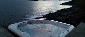 UNIQUE RESIDENTIAL OCEANFRONT PROPERTY ON VANCOUVER ISLAND 