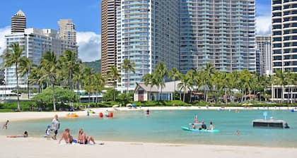 Stylish Waikiki Condo! Kitchen, City/Mountain Views, Close to Everything!