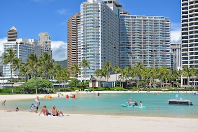 Stylish Waikiki Condo! Kitchen, City/Mountain Views, Close to Everything!