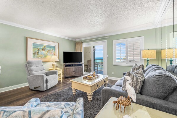 Televisión LED, reproductor de DVD y videoteca 