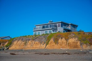 Exterior - Striking, Oceanfront Condo in San Simeon! Beautiful Views, Great Location! (San Simeon)