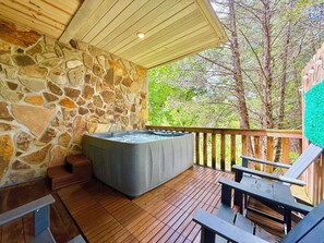 Outdoor spa tub - Beautiful mountain cabin (Sevierville)