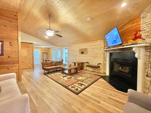 智能电视、壁炉、桌上足球、书