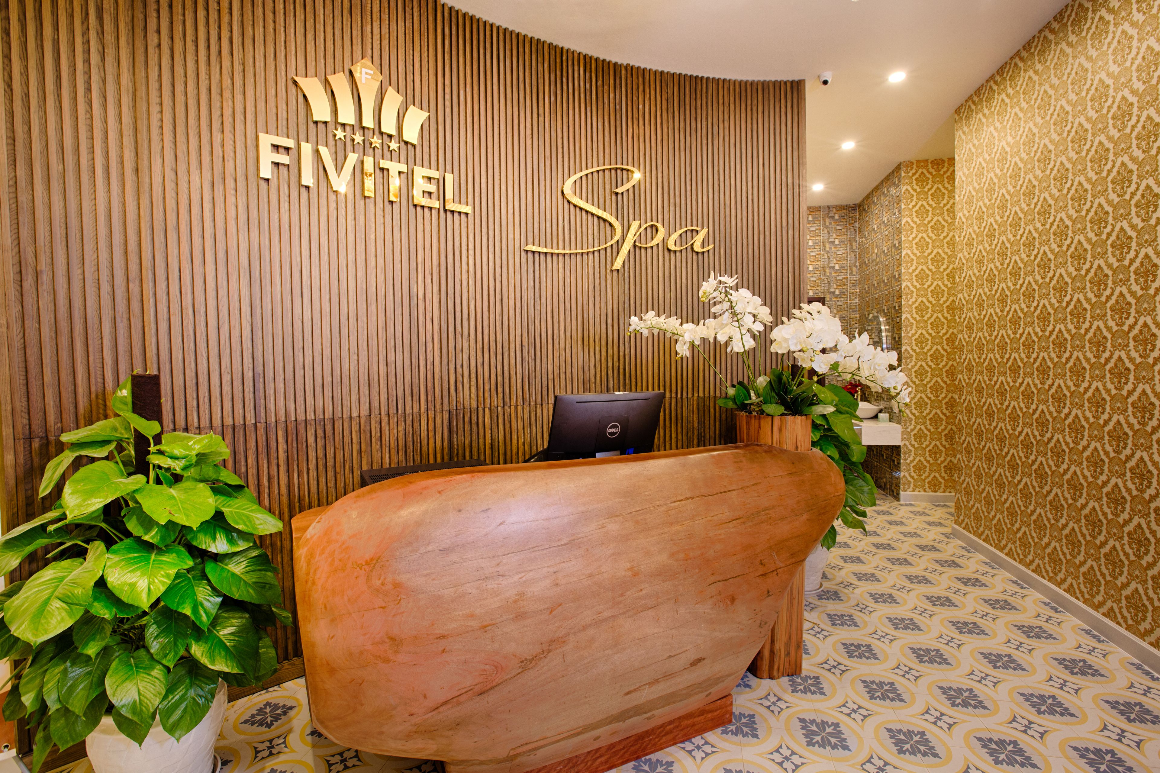 sauna, hot tub, steam room, body treatments, body scrubs, facials