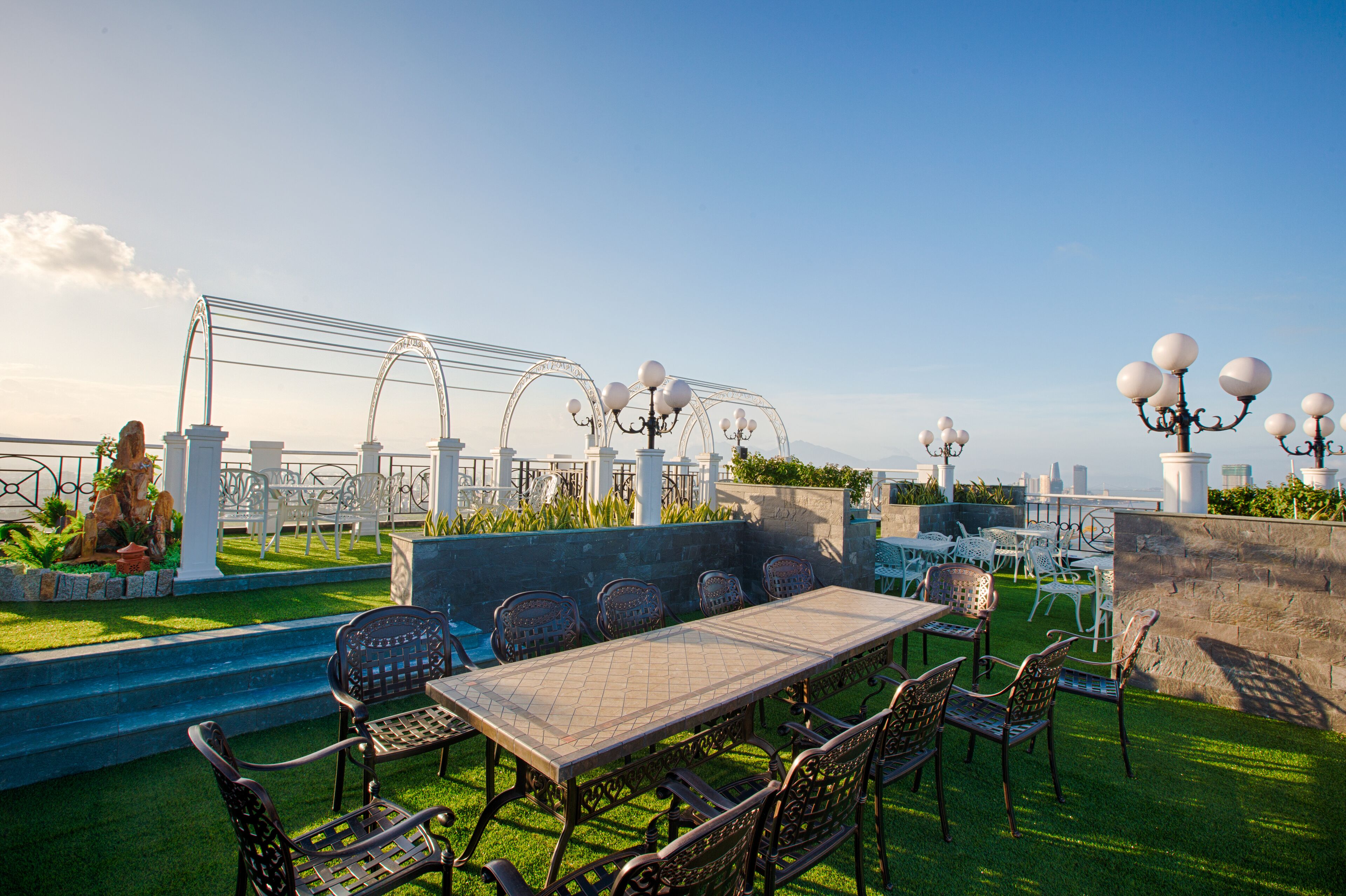 2 restaurants, breakfast, lunch served; local and international cuisine