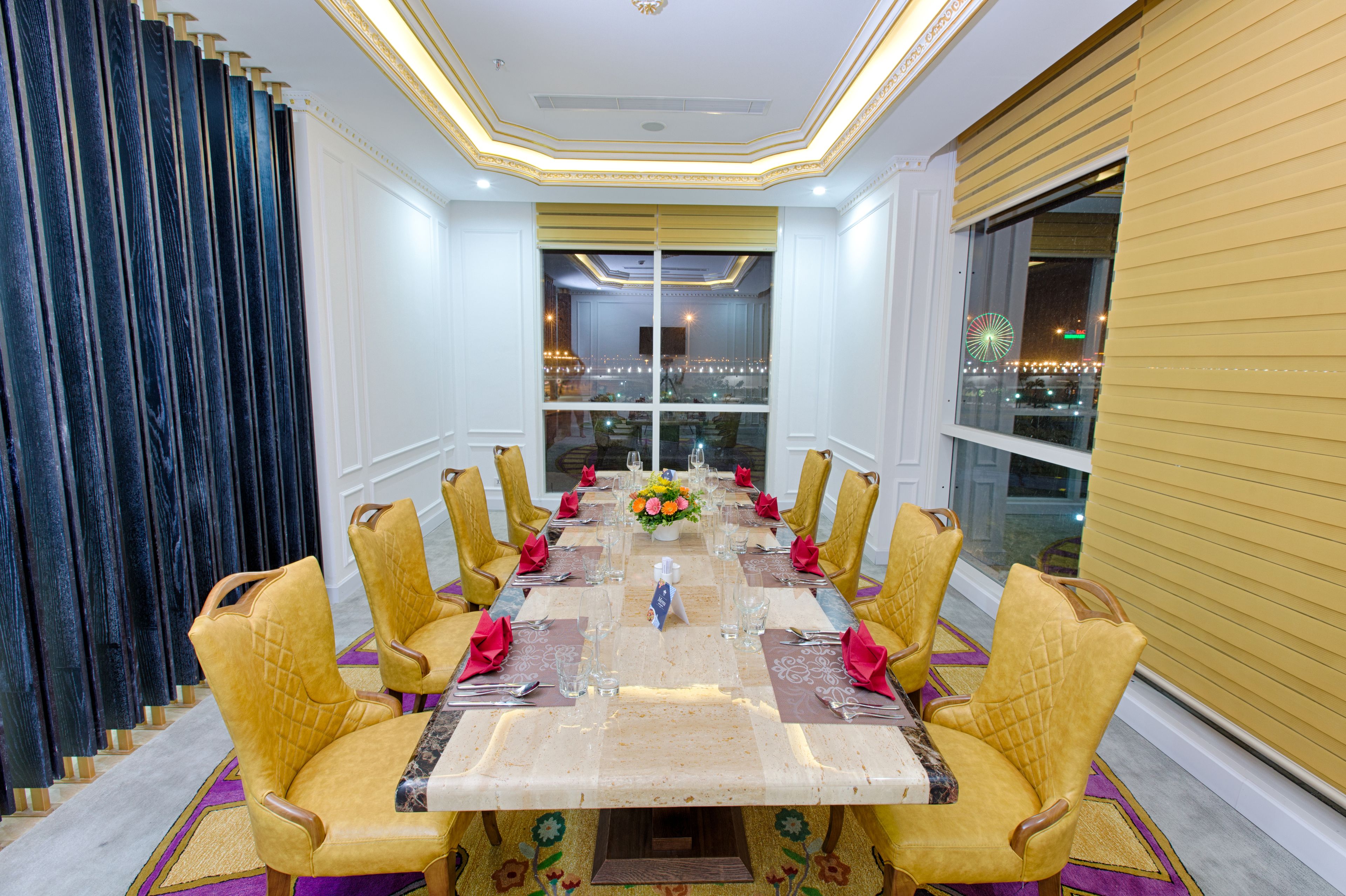 2 restaurants, breakfast, lunch served; local and international cuisine