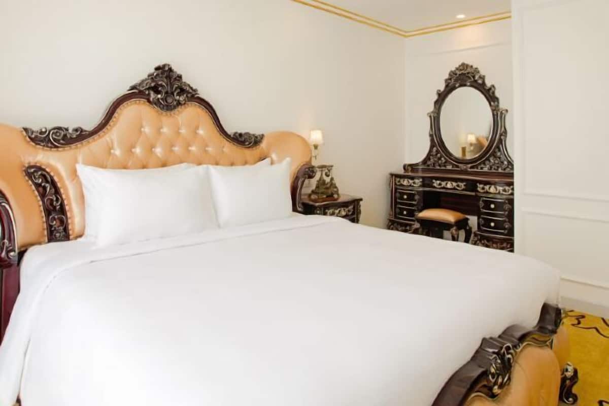 1 bedroom, premium bedding, minibar, in-room safe