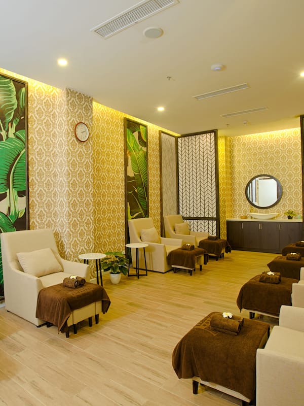 Sauna, hot tub, steam room, body treatments, body scrubs, facials