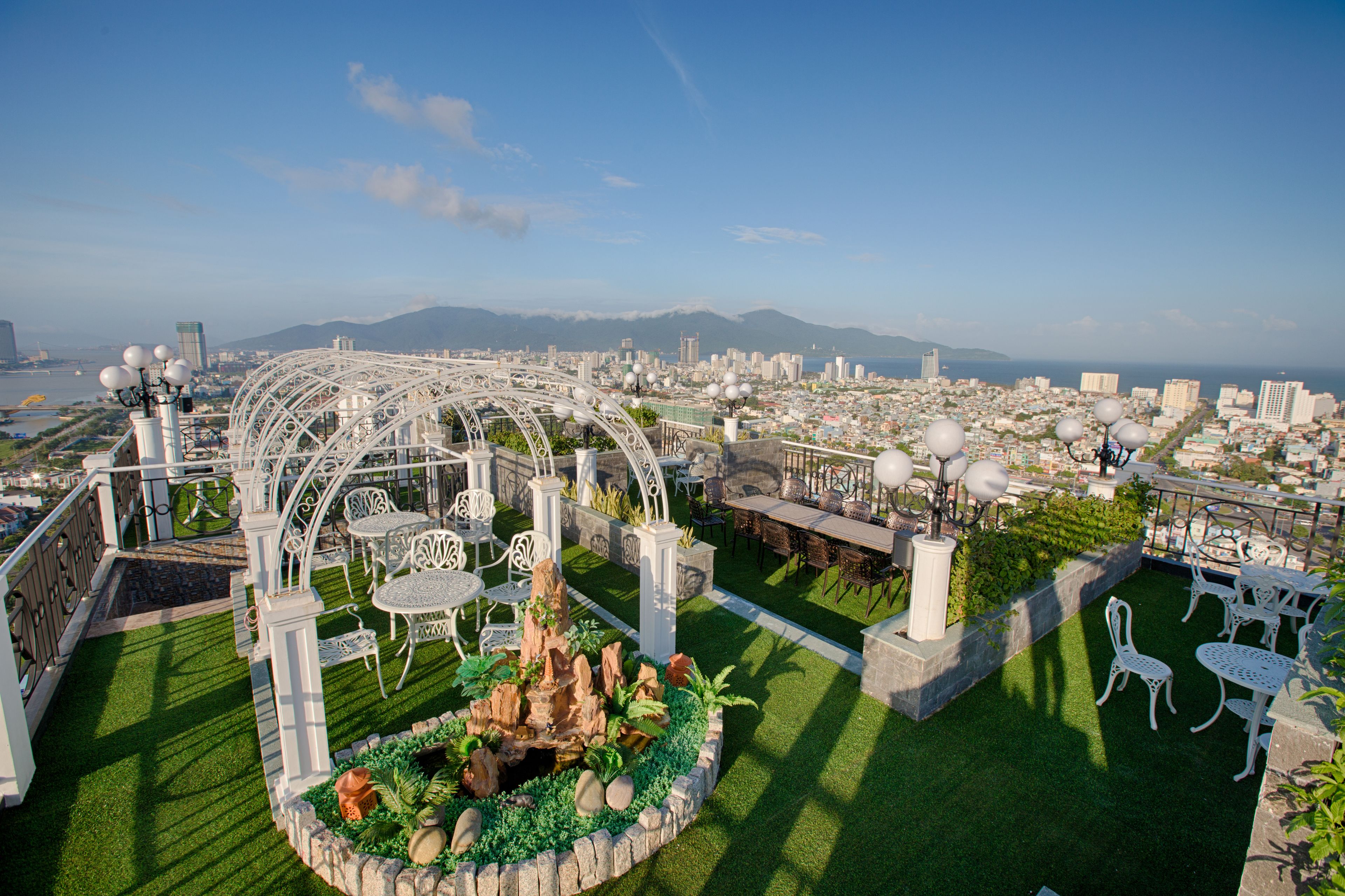 2 restaurants, breakfast, lunch served; local and international cuisine