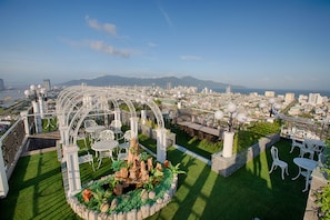 2 restaurants; breakfast, lunch, and dinner served - Fivitel Da Nang (Da Nang)