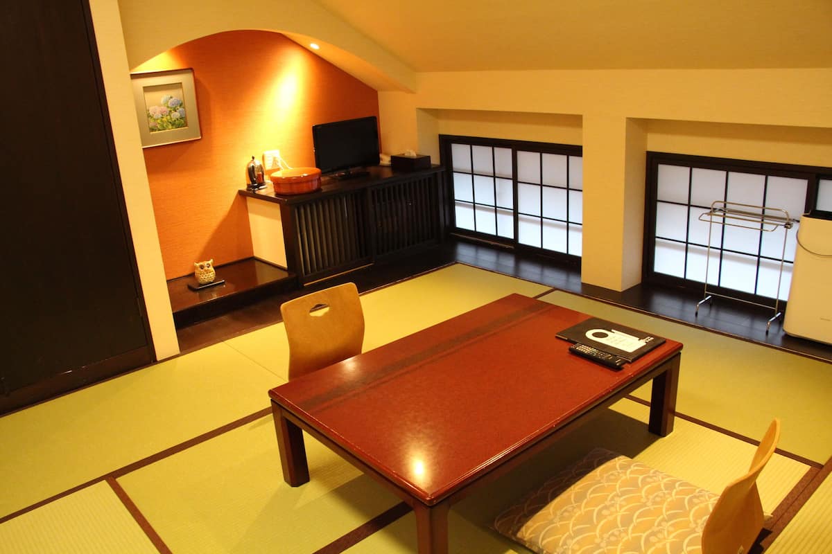 In-room safe, desk, free WiFi