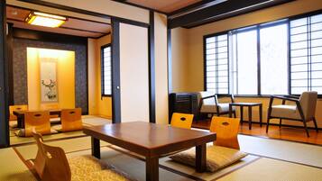 In-room safe, desk, free WiFi