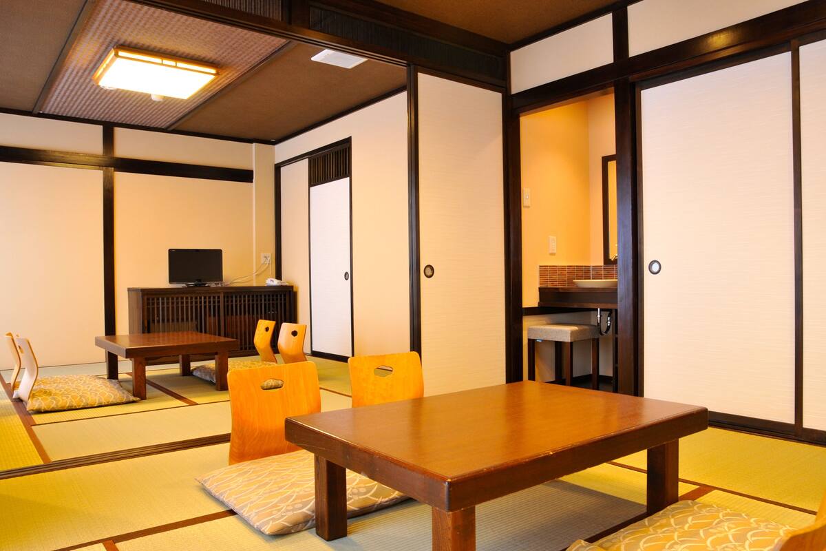 Traditionele kamer, gemeenschappelijke badkamer (Japanese Style, Superior, 2 Guests) | Een kluis op de kamer, een bureau, gratis wifi