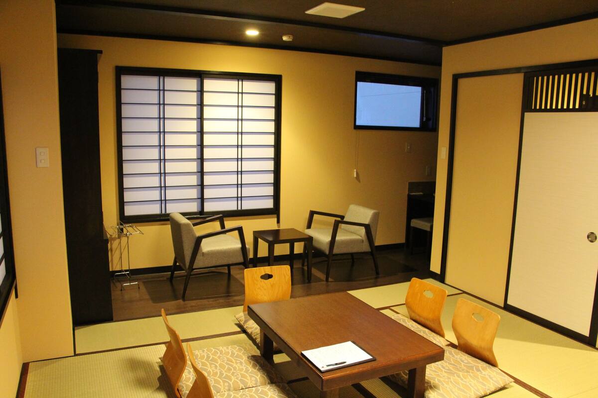 Traditionele kamer, gemeenschappelijke badkamer (Japanese Style, Standard, 2 Guest) | Een kluis op de kamer, een bureau, gratis wifi