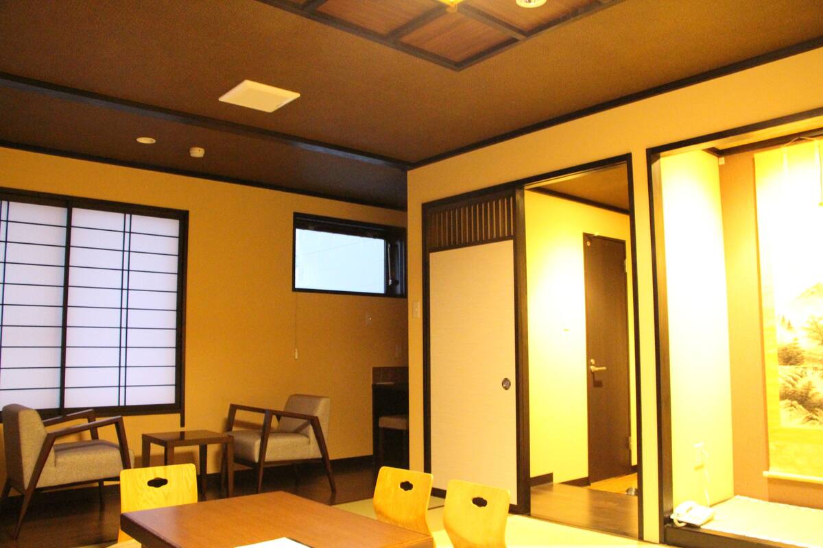 Traditionele kamer, gemeenschappelijke badkamer (Japanese Style, Standard, 3 Guests) | Een kluis op de kamer, een bureau, gratis wifi
