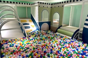 Área de juegos infantiles techada