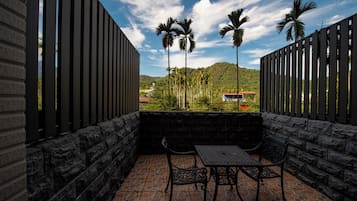 Quarto casal clássico, sacada | 1 quarto, roupas de cama premium, edredons de pluma, cofres nos quartos