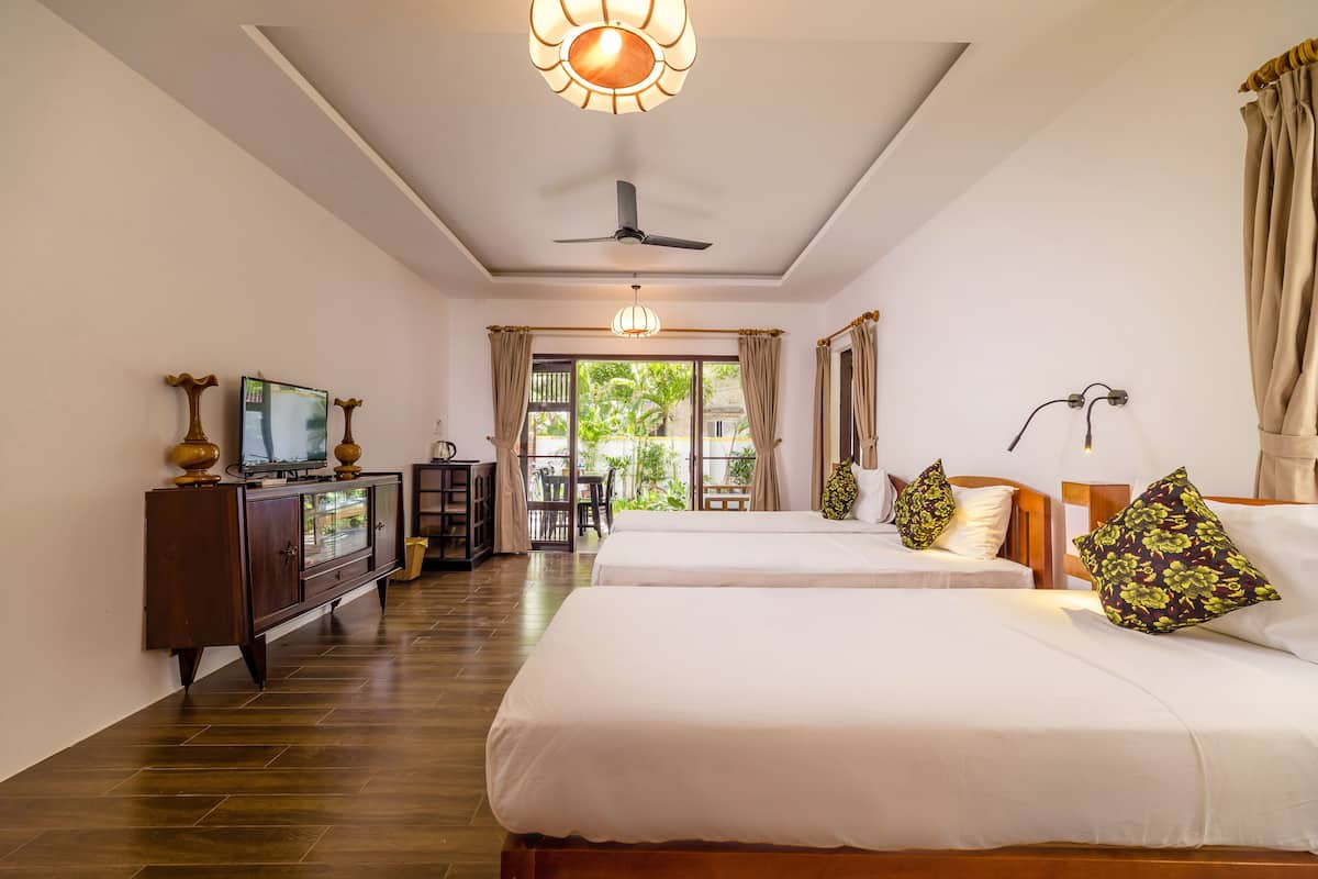 Deluxe Triple Room, Pool View | Gebar bulu kapas, busa memori, bar mini, dihias secara berasingan