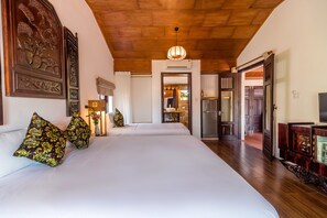 Habitación doble estándar | Edredón, camas con efecto memoria, minibar y decoración personalizada