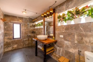 Standard Double Room | Bathroom | Shower, hydromassage showerhead, free toiletries, hair dryer - An Bang Coco Villa (Da Nang)