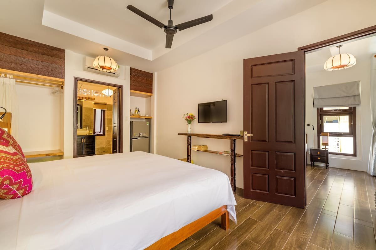 Family Suite, 2 Bedrooms | Gebar bulu kapas, busa memori, bar mini, dihias secara berasingan